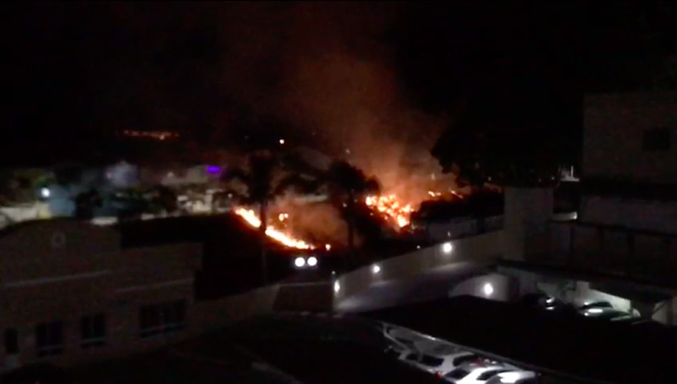 Incêndio atinge área de mata no bairro Vista Linda em São José dos Campos