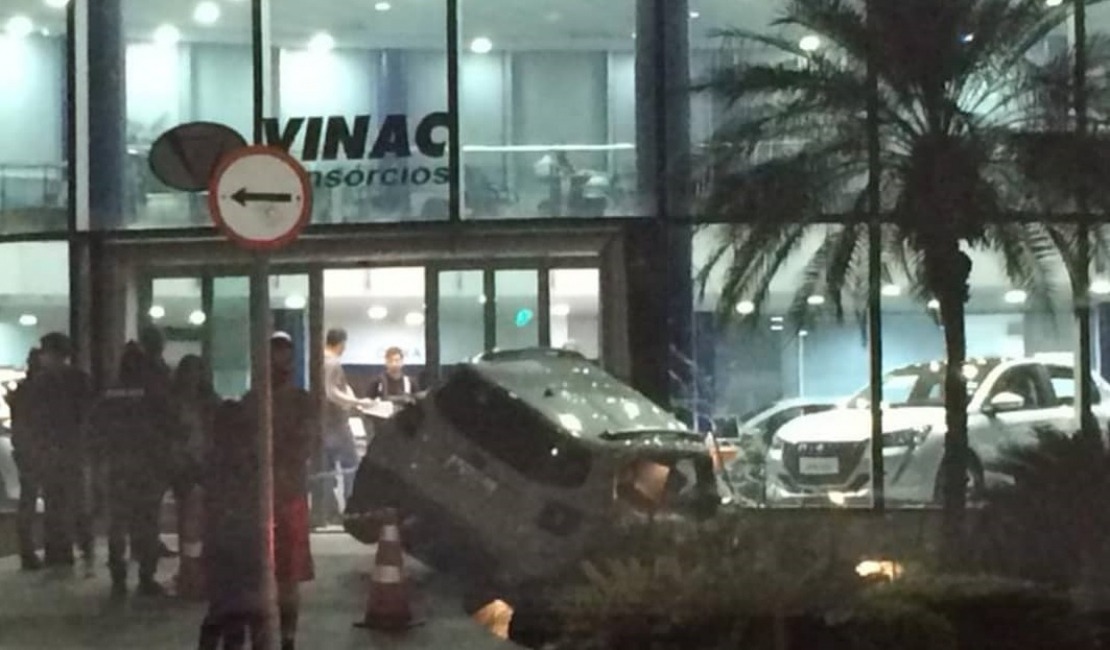 Carro invade concessionária no Jardim Aquarius em São José dos Campos