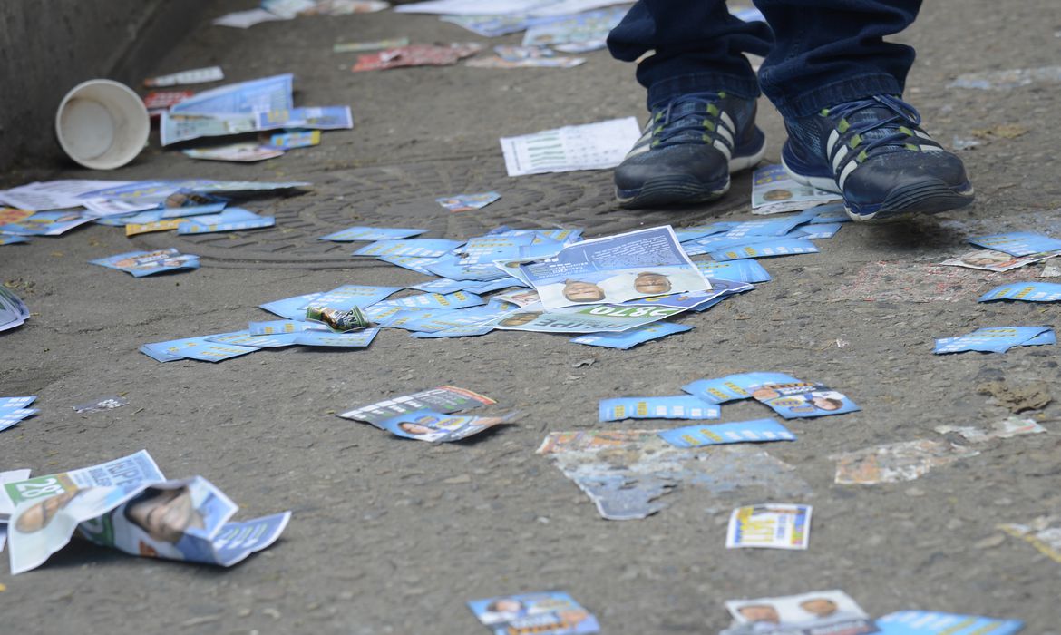 São José dos Campos recolhe quase cinco toneladas de material de campanha nas ruas da cidade
