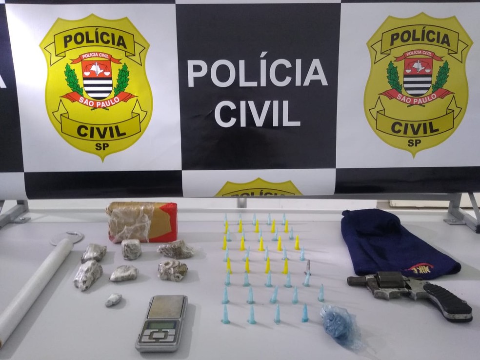 Adolescente é apreendido com drogas e uma arma em Guaratinguetá