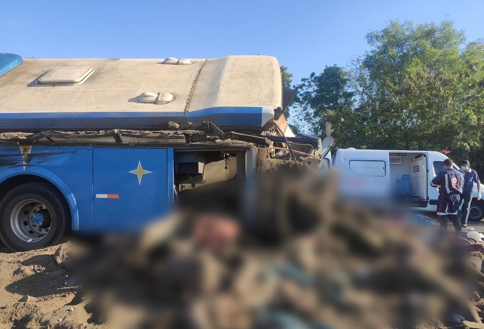 Acidente entre caminhão e ônibus deixa 40 mortos em Taguaí