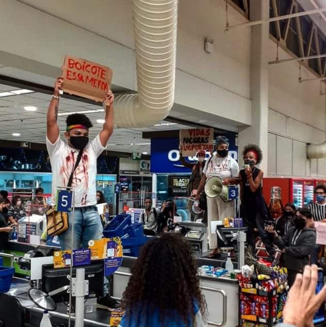 Protesto contra assassinato de homem negro em Porto Alegre reúne 150 pessoas no Carrefour de São José