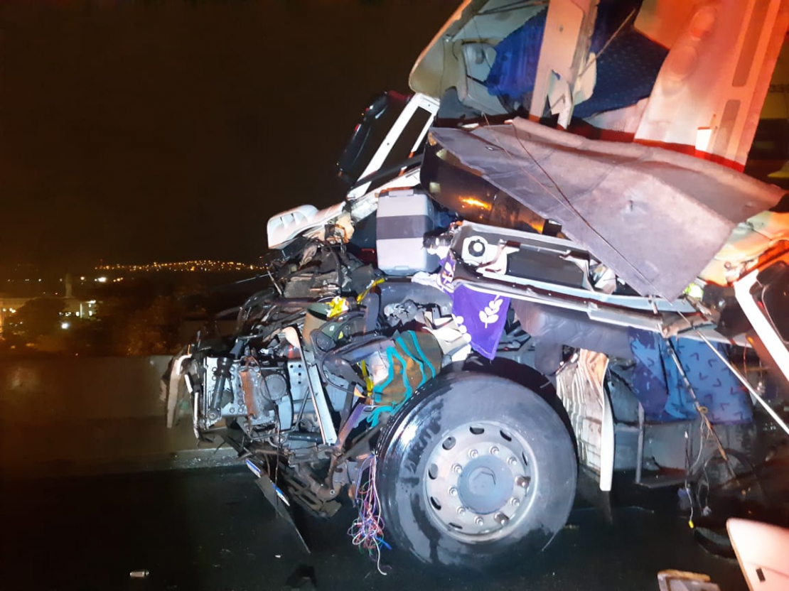 Caminhoneiro morre após acidente na Via Dutra em Guaratinguetá