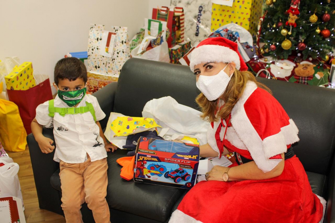 Crianças que escreveram cartinhas para o Papai Noel são presenteadas pela ACI em São José dos Campos