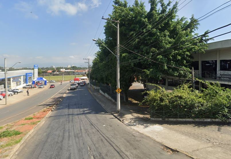 Obra na rede de esgoto interdita trecho da avenida Assis Chateaubriand em Taubaté