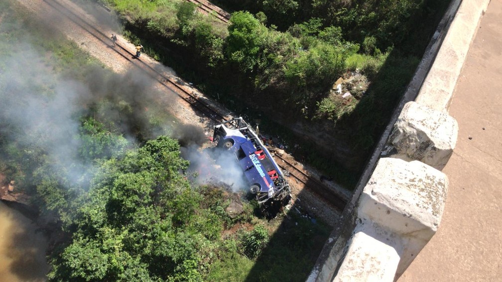 Ônibus cai de ponte na BR-381 em João Monlevade (MG); 11 pessoas morreram