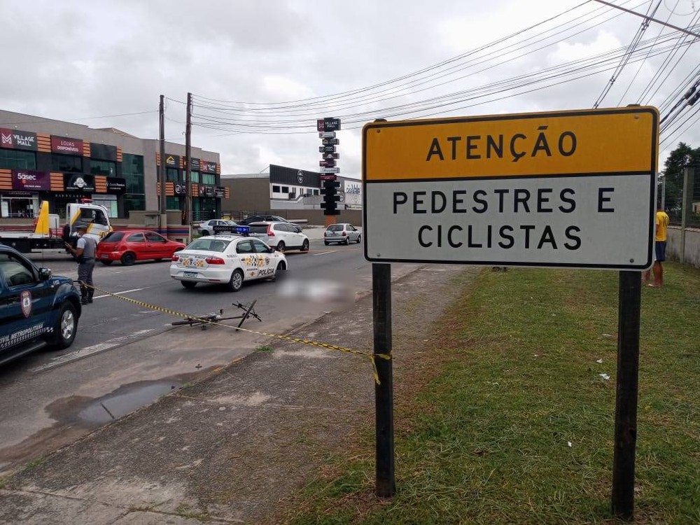 Jovem morre após atropelamento por caminhão em Pindamonhangaba