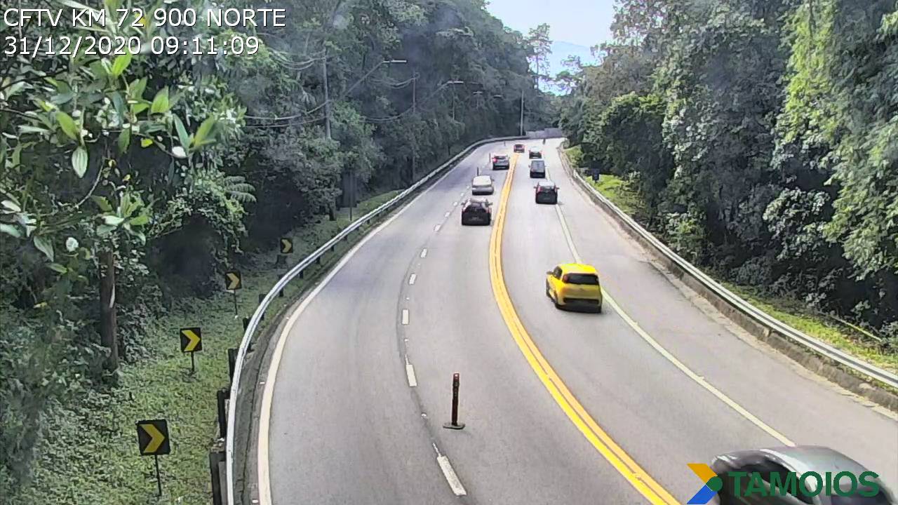Rodovia dos Tamoios tem trânsito intenso sentido Litoral Norte