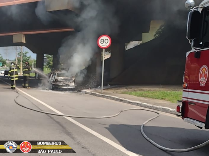 Carro pega fogo na avenida Jorge Zarur em São José dos Campos