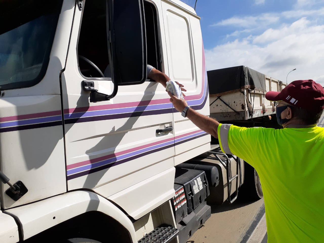 CCR NovaDutra entrega mais de 300 kits de higiene contra Covid-19 para caminhoneiros, em Guararema