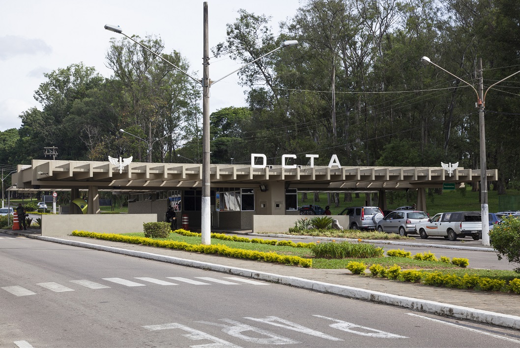 Soldado da FAB morre em acidente na pista do aeroporto de São José dos Campos