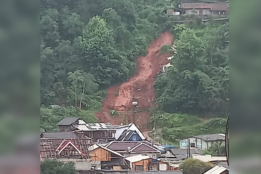 Deslizamento de terra atinge casas no Jardim Sumaré em Campos do Jordão
