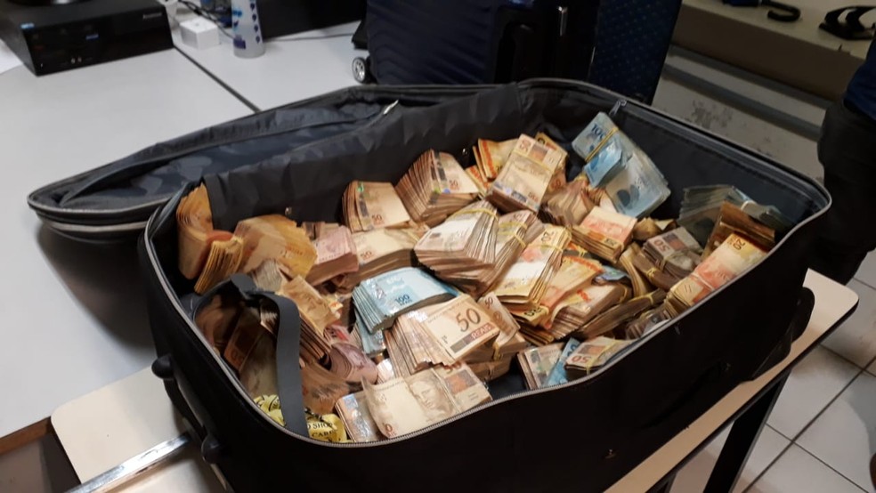 PM é detido com mais de R$ 500 mil em dinheiro na Dutra em Pindamonhangaba