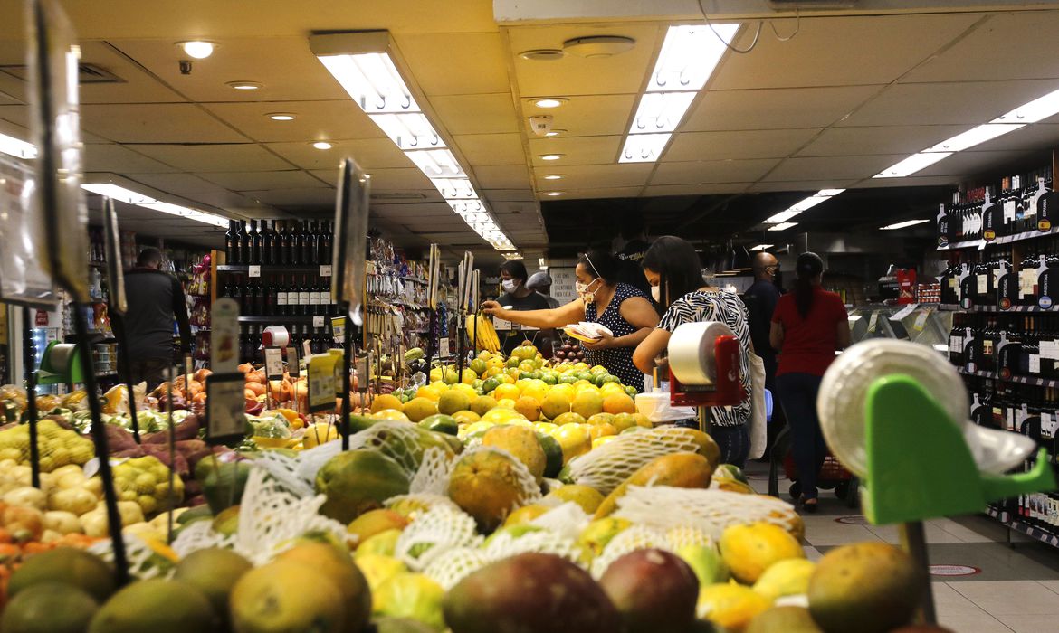 Grupo alimentação e bebidas tem o maior impacto no IPCA em novembro
