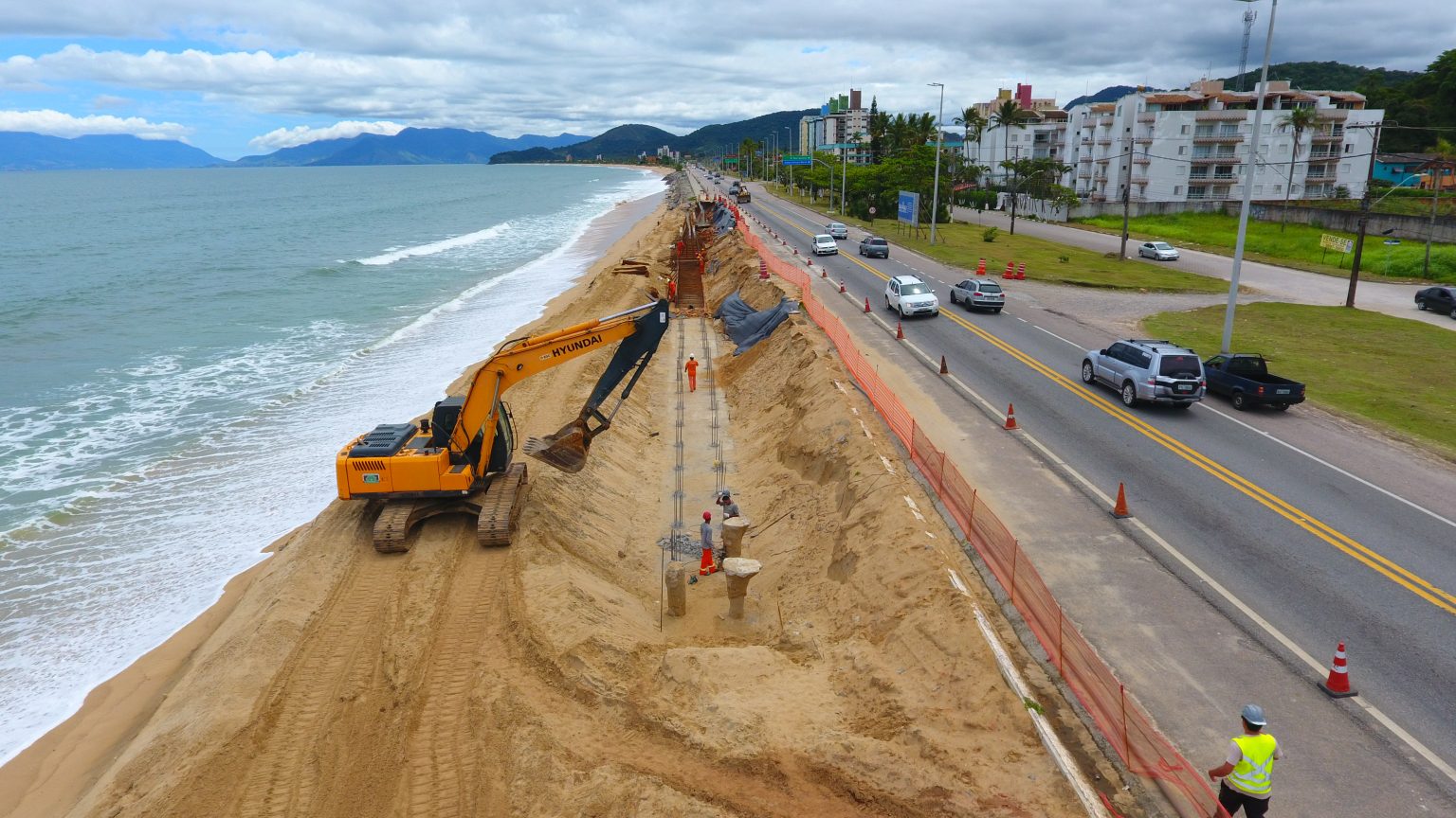 Obras contra erosões na orla da Massaguaçu devem ficar prontas até fevereiro, em Caraguatatuba