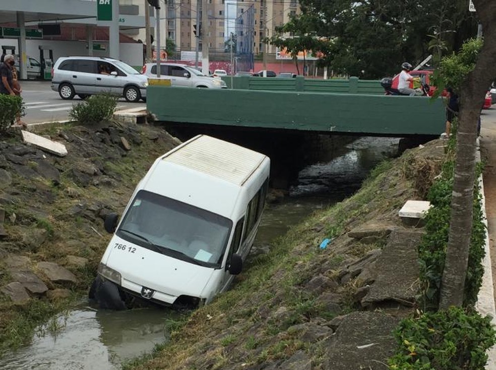 Van cai em córrego após acidente em Caçapava