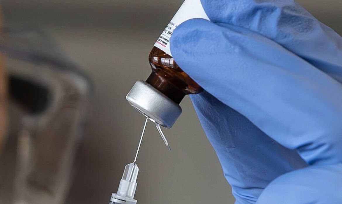 Os pedidos de uso emergencial foram feitos pelo Instituto Butantan, que é parceiro do laboratório chinês Sinovac no desenvolvimento da Coronavac, e pela Fiocruz (Fundação Oswaldo Cruz), para a vacina da Oxford/AstraZeneca. Ambos os imunizantes foram aprovados depois de recomendação da área técnica da Anvisa, que indicou as vacinas com ressalvas. A reunião da agência durou cerca de cinco horas e foi transmitida ao vivo pela internet. Gustavo Mendes Lima, gerente geral de Medicamentos e Produtos Biológicos da Anvisa, recomendou a aplicação das duas vacinas frente ao “cenário da pandemia, o aumento do número de casos e a ausência de alternativas terapêuticas”. A falta de “alternativas terapêuticas” citada pelo gerente da Anvisa contraria o próprio presidente Jair Bolsonaro (sem partido) e militantes que defendem o uso de medicamentos não comprovados contra a Covid-19, como a cloroquina. No final da apresentação, Lima recomendou que as duas vacinas sejam acompanhadas regularmente durante a aplicação no país, em razão de incertezas e de dados ainda não conclusivos dos estudos clínicos. “A gerência geral recomenda a aprovação do uso emergencial, condicionado ao monitoramento das incertezas e reavaliação periódica. Se não olhar com muito cuidado como será desempenho das vacinas, temos o risco de não conhecermos a eficácia geral”, disse Lima, que falou em “esperança” ao se referir às vacinas. A estrutura de fabricação dos dois imunizantes também foi aprovada pela área técnica da agência. A partir de 25 de janeiro, a Anvisa fará uma inspeção de boas práticas clínicas para acompanhar os imunizantes. Até as 15h deste domingo, a aprovação do uso emergencial das vacinas havia sido decidida por três dos cinco diretores da Anvisa: a relatora dos pedidos, Meiruze Sousa Freitas, e os diretores Romison Rodrigues Mota (infração sanitária) e Alex Machado Campos (monitoramento de produtos). Eles ressaltaram que os benefícios dos imunizantes superam os riscos da aprovação do uso emergencial. Ainda faltavam votar o diretor-presidente da Anvisa, Antonio Barra Torres, e a diretora Cristiane Rose Jourdan Gomes (práticas regulatórias de toxicologia), mas como a aprovação é feita por maioria simples, os três votos dão permissão ao uso emergencial das vacinas. A relatora Meiruze Sousa Freitas condicionou a aprovação da Coronavac à assinatura de termo de compromisso pelo Butantan para fornecer mais dados sobre o imunizante e lembrou que, a qualquer momento, a Anvisa poderá revisar o pedido de uso emergencial das duas vacinas diante de situações adversas durante a aplicação dos imunizantes.