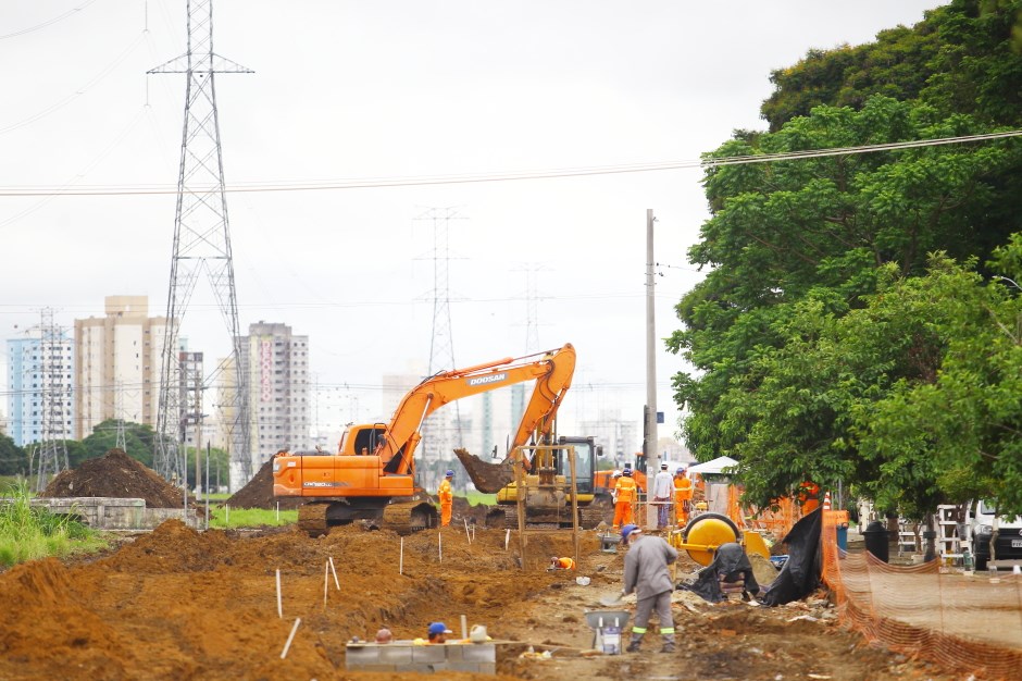 Obra da Linha Verde interdita via no Jardim América em São José dos Campos