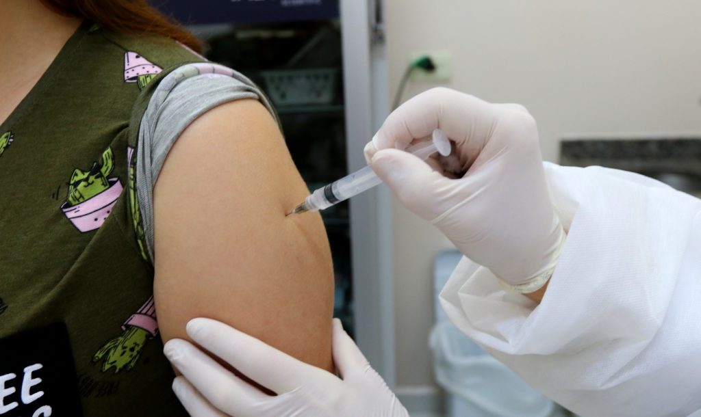 Jacareí imuniza jovens acima de 12 anos e aplica segunda dose das vacinas AstraZeneca e CoronaVac