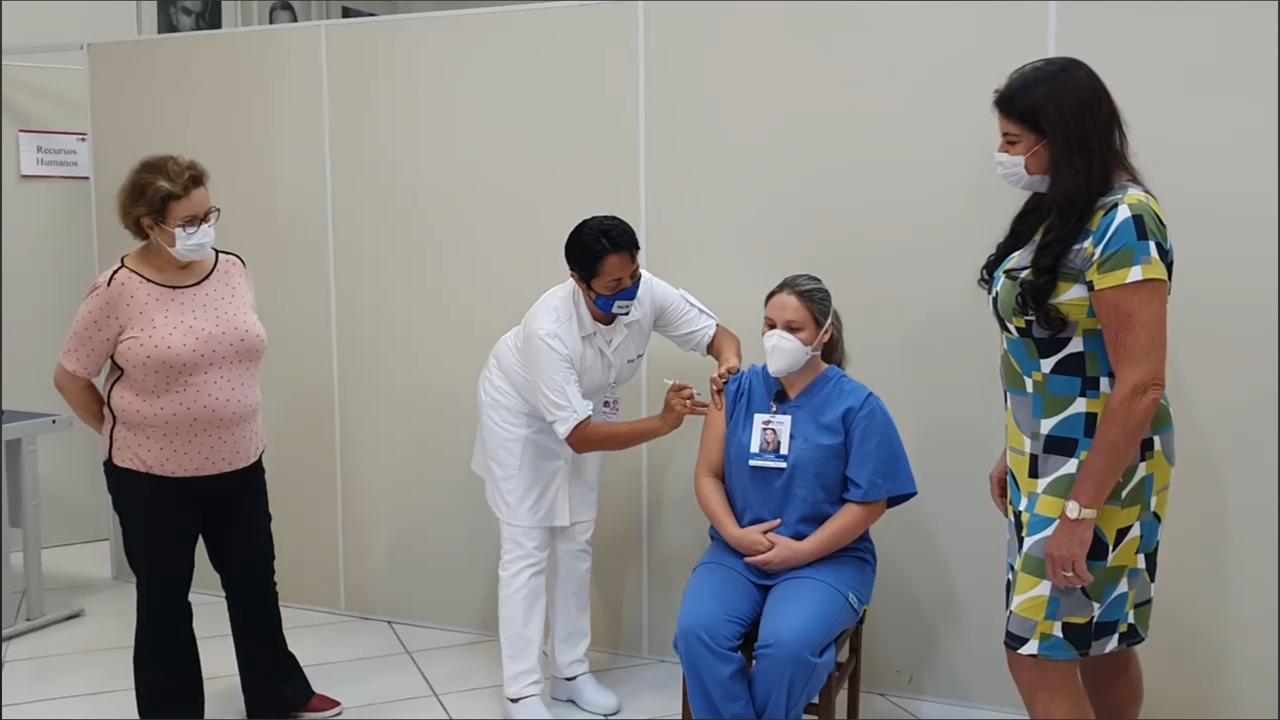 Enfermeira é a primeira vacinada em Jacareí