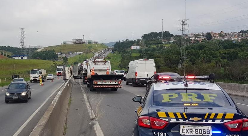 Homem morre após carreta tombar na Dutra em Jacareí