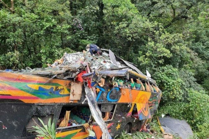 Acidente com ônibus de turismo deixa ao menos 14 mortos e 30 feridos no Paraná