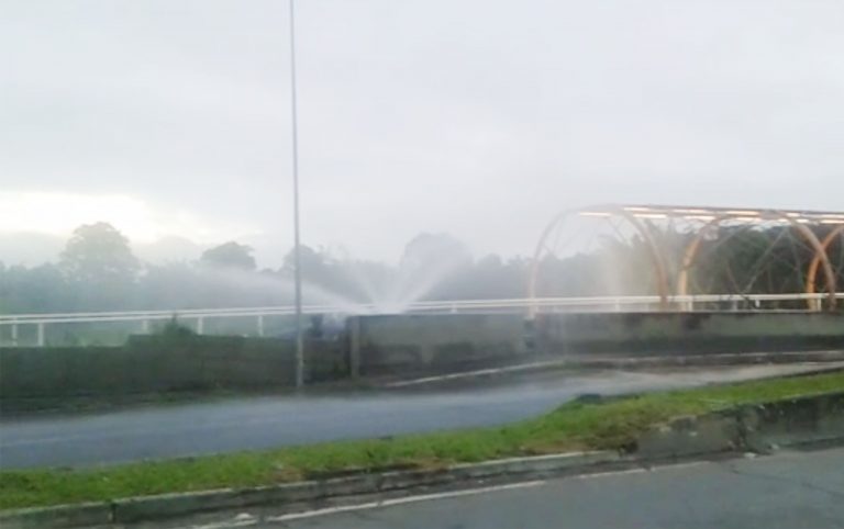 Adutora da Sabesp rompe na ponte de entrada para o bairro Urbanova