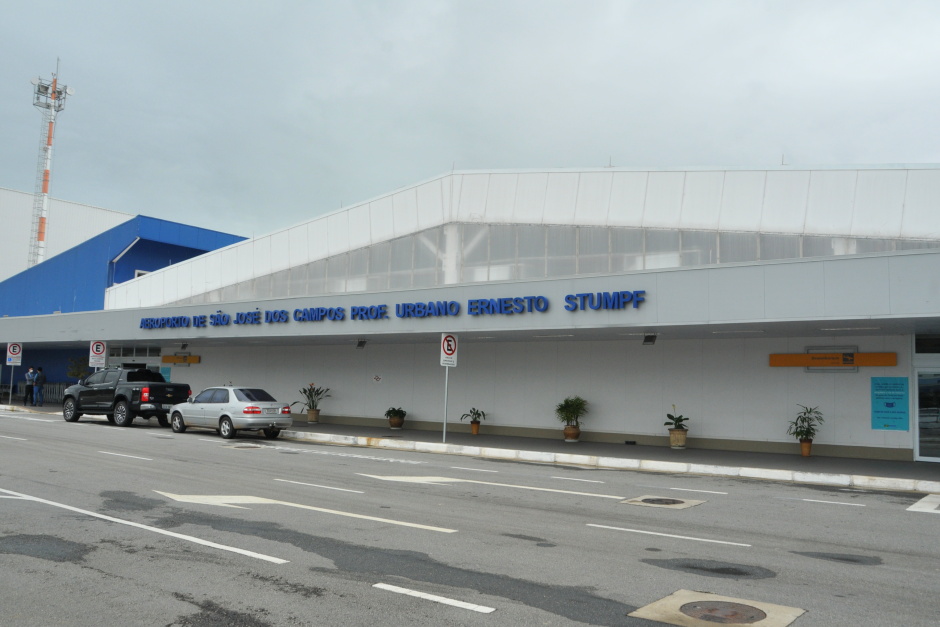 A Prefeitura de São José dos Campos lançou nesta terça-feira (12), como parte da municipalização do Aeroporto Professor Ernesto Stumpf, o edital de chamamento público apresentação de estudos preliminares, que irão embasar a contratação da consultoria, que irá elaborar o estudo técnico referente a futura concessão. Segundo a Prefeitura, a medida é a primeira etapa para o lançamento do futuro edital de concessão e gerenciamento do aeroporto Professor Ernesto Stumpf. As empresas interessadas deverão apresentar propostas de estudos preliminares até o próximo dia 1º de fevereiro. O convênio foi firmado em 2 de dezembro, com o governo federal, por meio do Ministério da Infraestrutura e permitirá à Prefeitura deter a municipalização do aeroporto pelos próximos 35 anos. Pelo convênio, a gestão continua sendo municipal, seguindo os interesses públicos do município. Não haverá custos para o município. A licitação para escolha da empresa que vai gerenciar o aeroporto deverá ser concluída até dezembro de 2021. A Infraero ainda continuará administrando o aeroporto até o final de 2021. Dentre as obrigações do convênio, o município deve apresentar um Plano de Transição Operacional para o aeroporto até 31 de outubro de 2021, onde estará contido o EVTE (Estudo de Viabilidade Técnica e Econômica), além da modelagem para concessão do aeroporto. O edital de chamamento define como questões desejáveis, na apresentação das propostas do presente edital, entre outras, as listadas a seguir. - Estimativas atualizadas dos potenciais de mercado para movimentação de carga e passageiros; - Estimativa do potencial de geração de receitas do empreendimento; - Orientação quanto ao marco regulatório do setor, incluindo eventuais encargos e tarifas setoriais; - Outras orientações específicas do setor aeronáutico brasileiro que venham a ser pertinentes para a modelagem da concessão; - Orientações sobre possíveis modelos de negócios viáveis para a licitação.