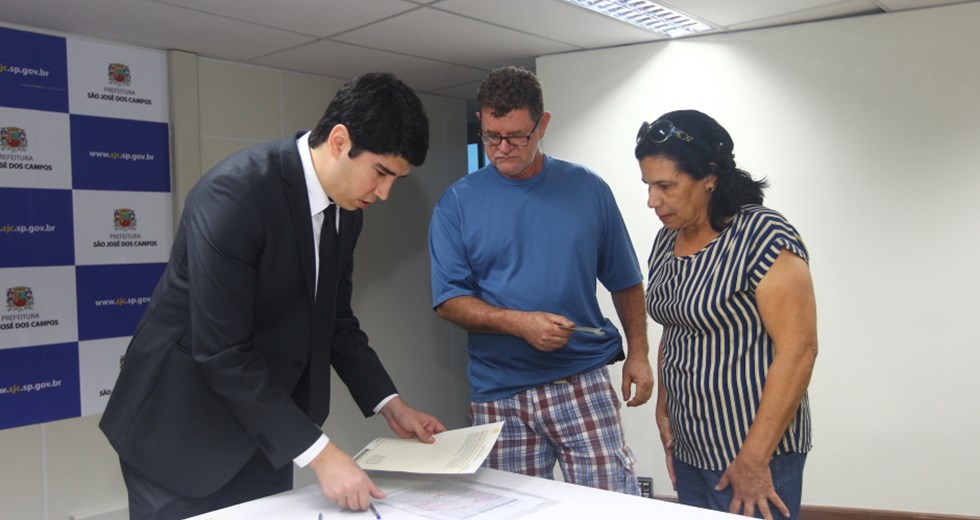Prefeitura de São José dos Campos entrega escrituras a 25 famílias do Jardim Brasília