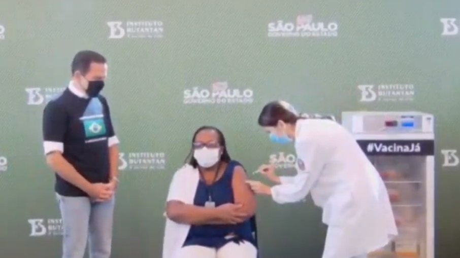 Enfermeira negra foi a primeira vacinada contra a Covid-19 no Brasil