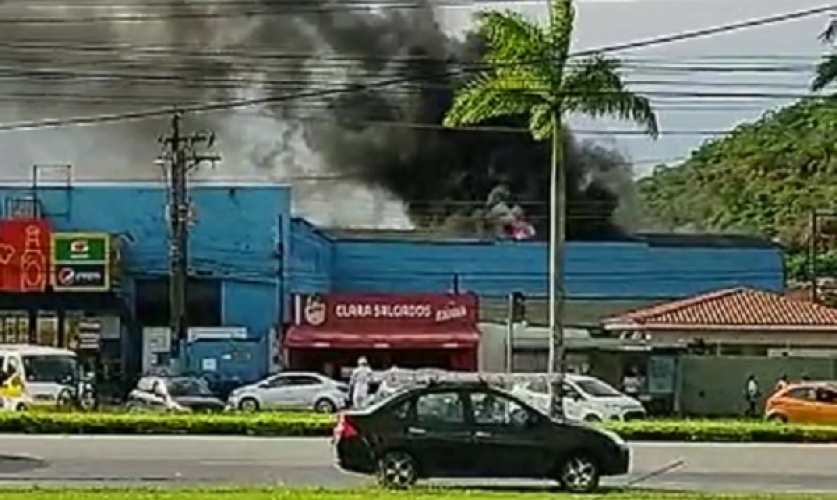 Mercado pega fogo próximo a praia Martim de Sá em Caraguatatuba