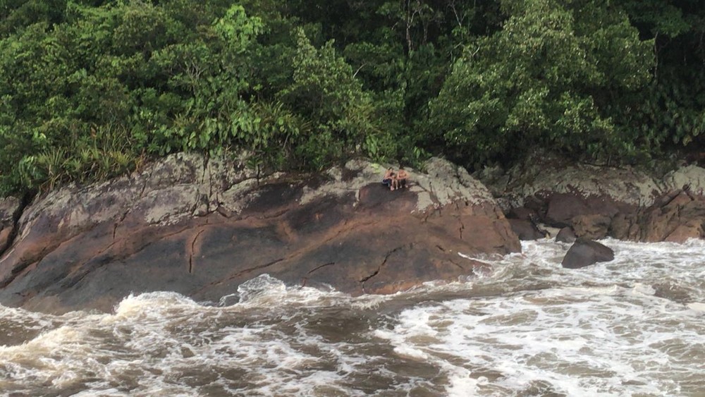 Família é resgatada após ser arrastada por uma correnteza em Ubatuba
