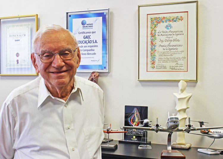 Galeria de fotos mostra infância de Ozires Silva, desenvolvimento de Bandeirante e vida em família