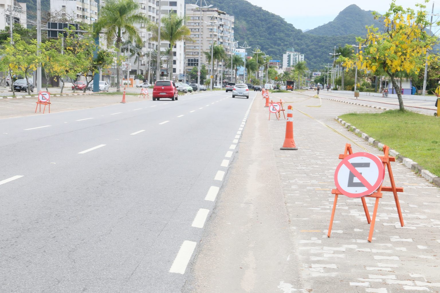 Prefeitura proíbe estacionamento de carros próximo as praias em Caraguatatuba