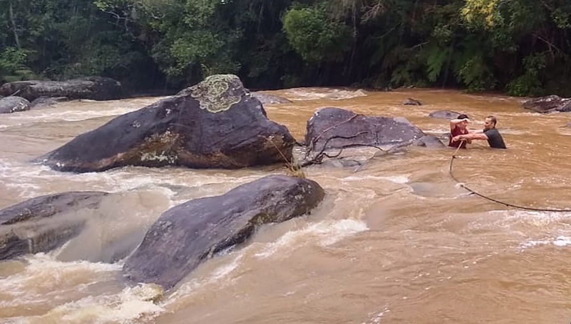 Polícia Ambiental resgata mulher que caiu em rio dentro do Parque da Serra do Mar, em Cunha