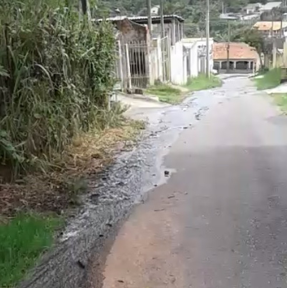 Moradores do Jardim Primavera I em São José dos Campos reclama de falta de água