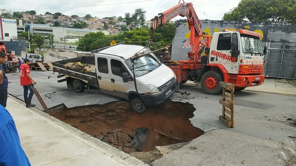 Caminhão cai em cratera na zona sul de São José dos Campos