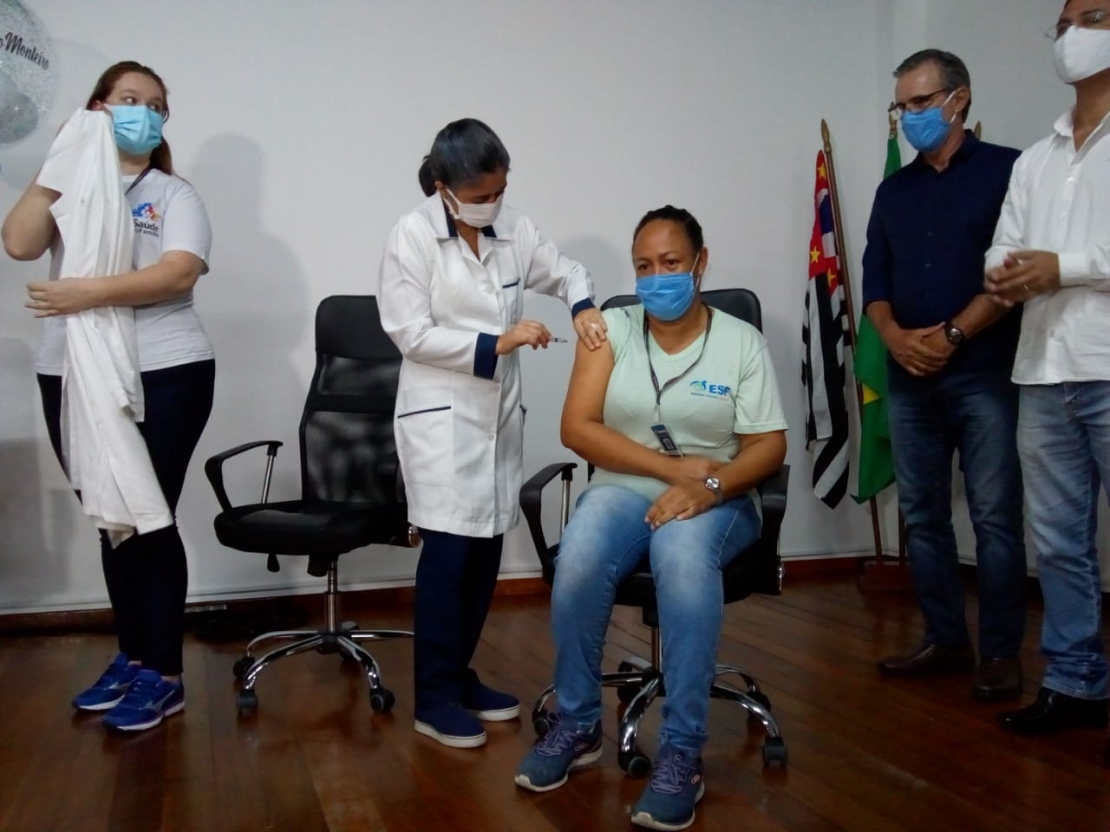 Agente comunitária é a primeira vacinada contra a Covid-19 em Guaratinguetá