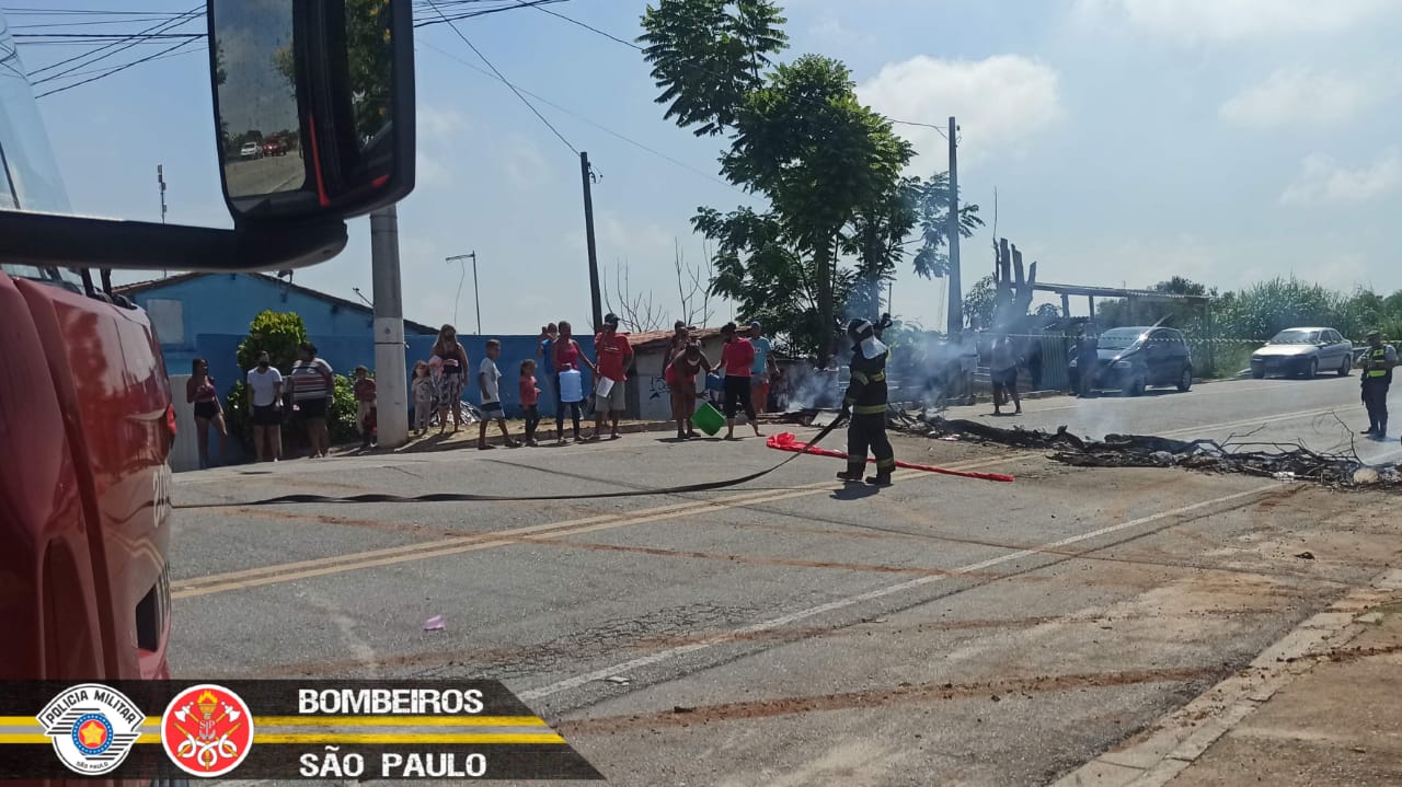 Moradores de Caçapava protestam contra falta de água em bairros da cidade