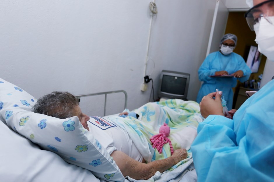 Pacientes acamados são vacinados em São José dos Campos