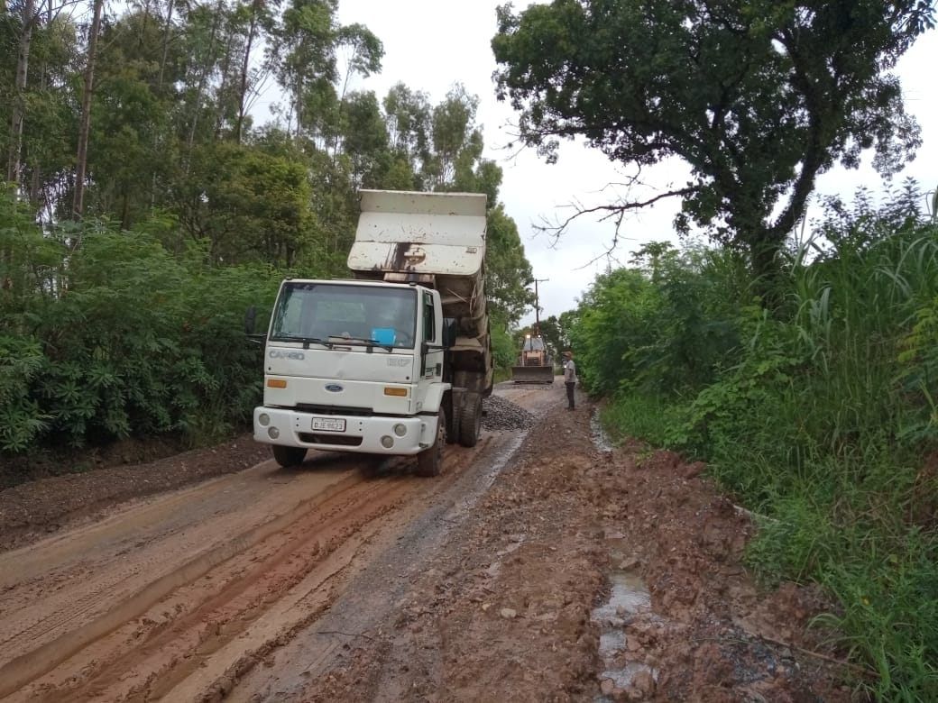 Estradas rurais de Pindamonhangaba recebem serviços de emergência após chuvas intensas