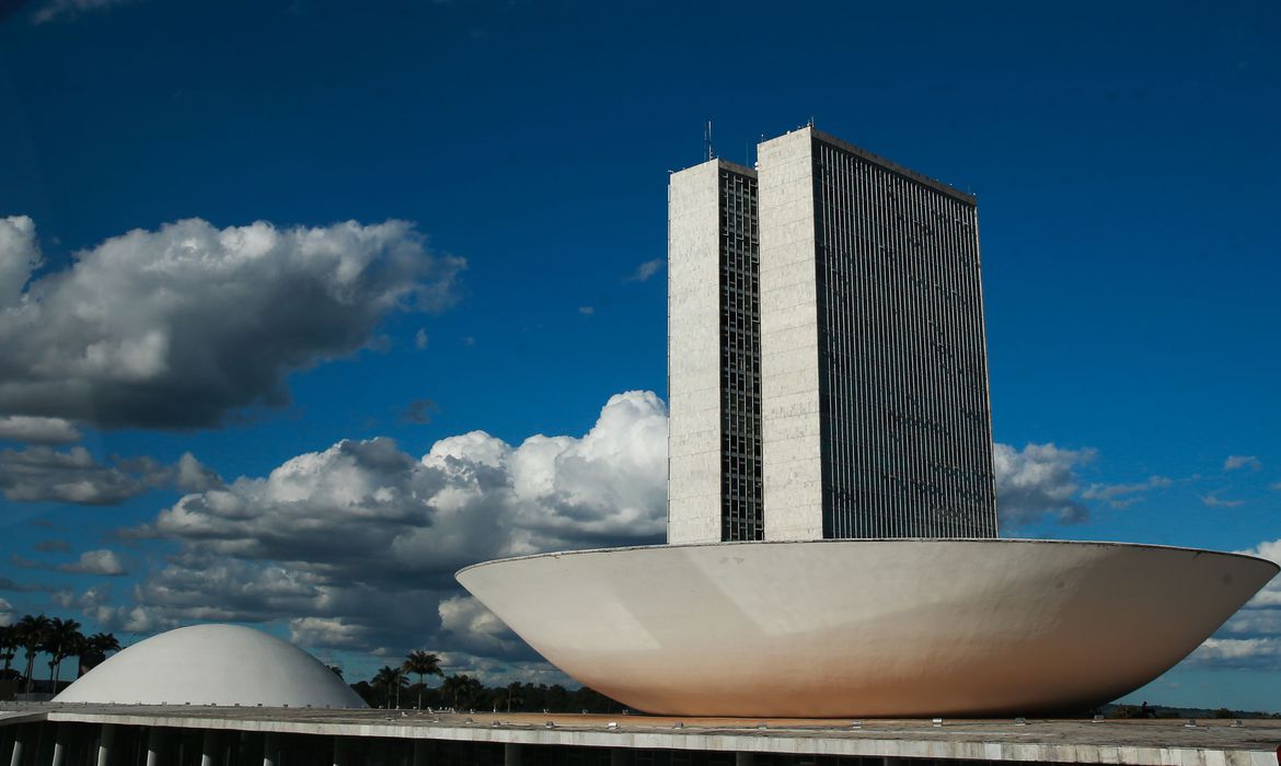 Câmara deve votar MP que facilita compra de vacinas contra a Covid-19