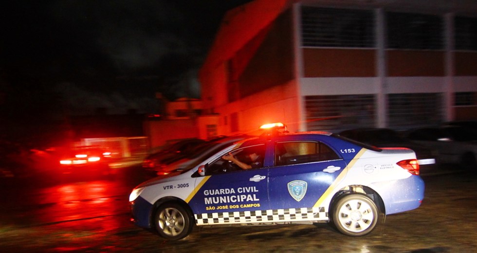 Homem é preso após tentar atropelar GCMs em São José dos Campos