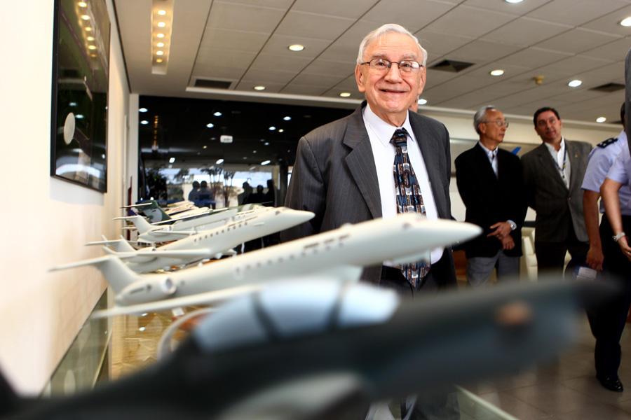 Ozires Silva recebe medalha Guggenheim, uma das maiores condecorações aeronáuticas