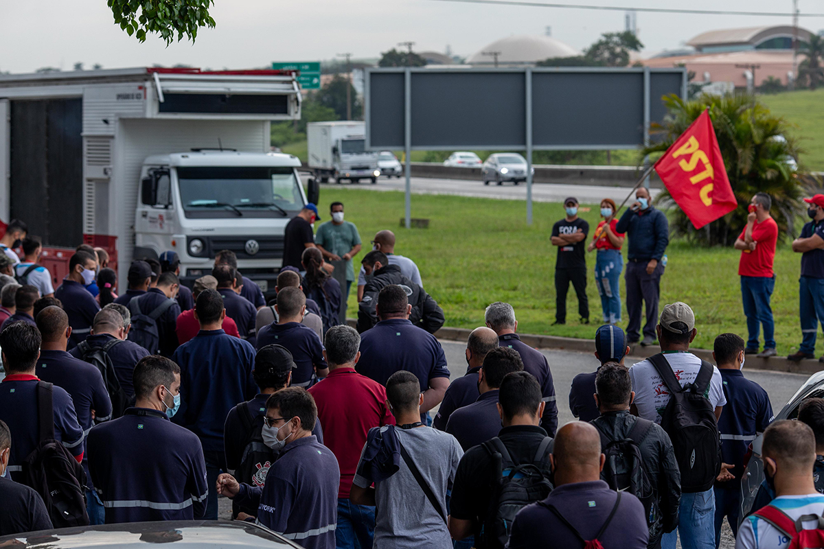 Trabalhadores da JC Hitachi encerram greve após acordo por PLR e abono salarial