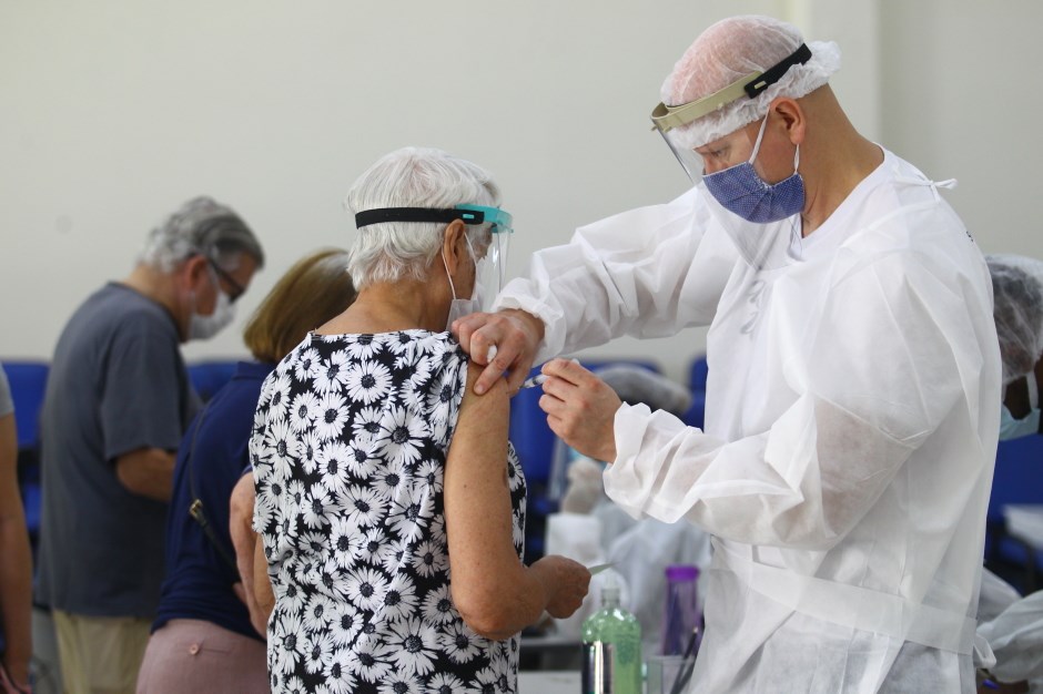 Jacareí inicia vacinação contra a Covid-19 em idosos com 77 anos