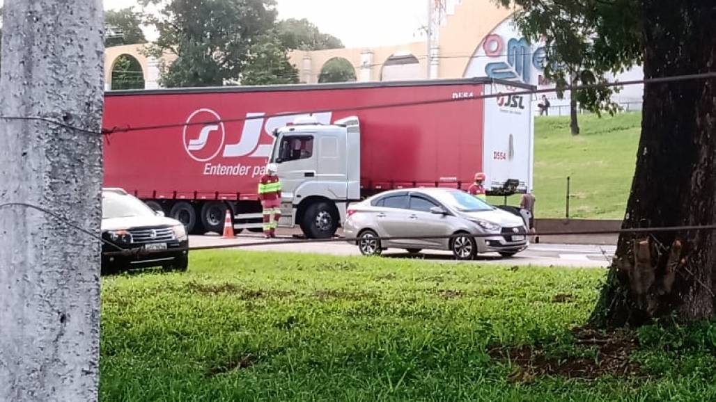 Acidente entre carreta e carro provoca lentidão na Dutra em Taubaté