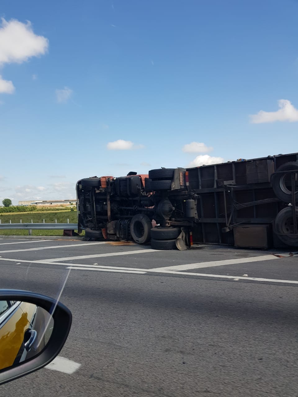 Carreta tomba na Dutra e causa lentidão no trecho de São José dos Campos