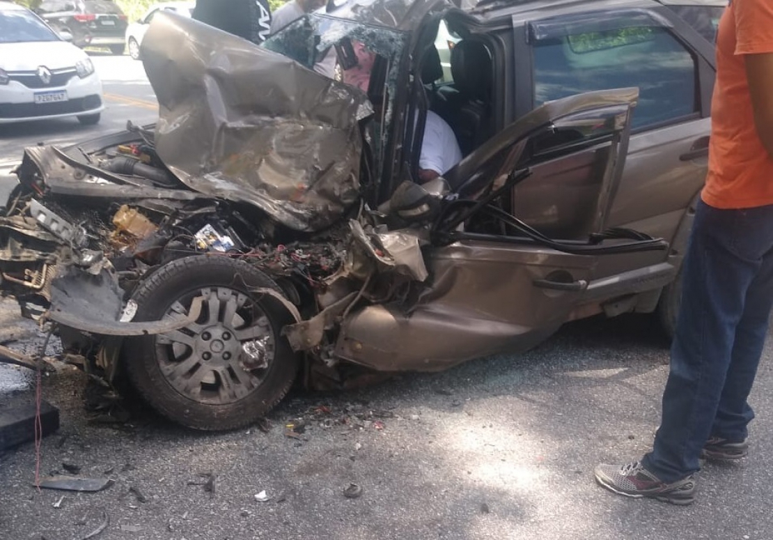 Motorista morre em acidente de caminhão na Rodovia Floriano Rodrigues Pinheiro em Santo Antônio do Pinhal