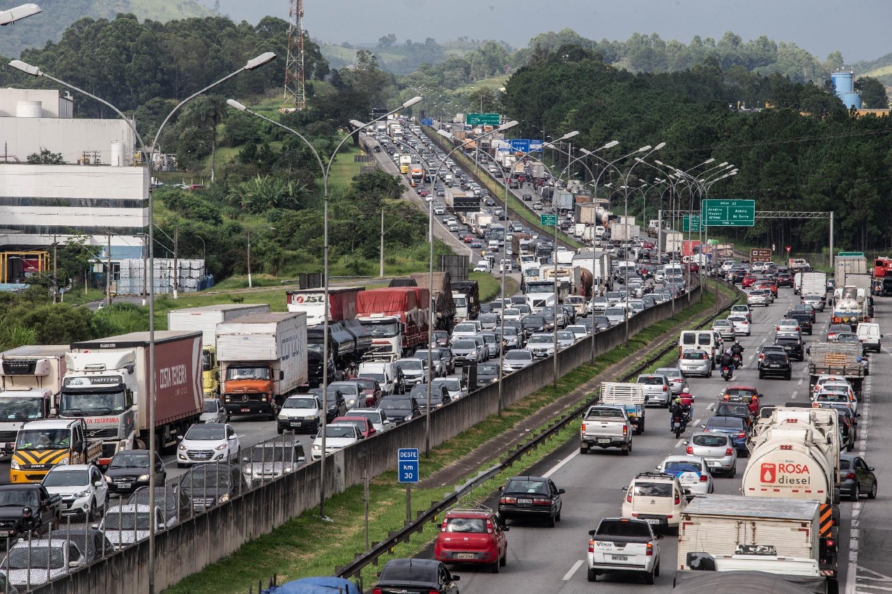 Caminhoneiros bloqueiam duas faixas na Rodovia Castello Branco e fazer protestos
